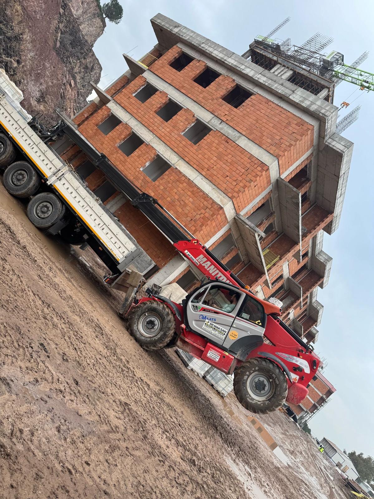 İzmir Kiralık Manitou Hizmeti: Güvenli, Hızlı ve Profesyonel Çözümler